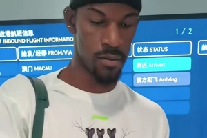 巴特勒中国行正式开启！今日抵达成都 为现场等候的球迷各种签名